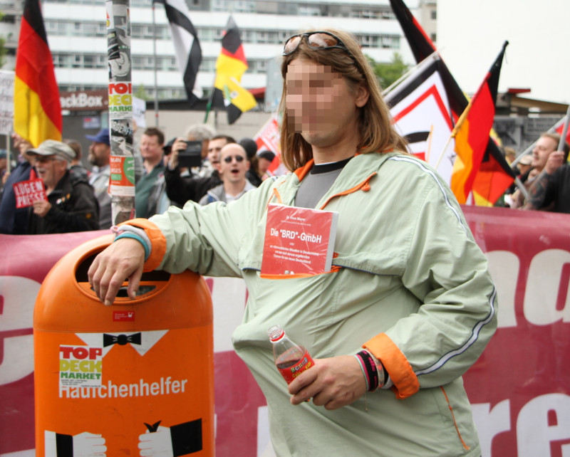 Etliche selbsternannte Völkerrechts- und Staatsrechts-Expert:innen, die Wert darauf legen, »natürliche Personen gemäß $1 des staatliche BGB« zu sein, bringen eine kaum überschaubare Anzahl von Publikationen in Umlauf, die nachweisen sollen, dass Deutschland nur eine »BRD-GmbH« sei. Dabei werden immer wieder die gleichen Dokumente, Zitate und geschichtlichen Begebenheiten angeführt.