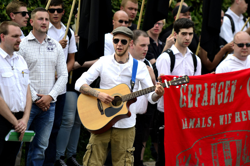 Auftritt des neonazistischen Liedermachers Jan-Peter Kersting auf einem Aufmarsch 2012.