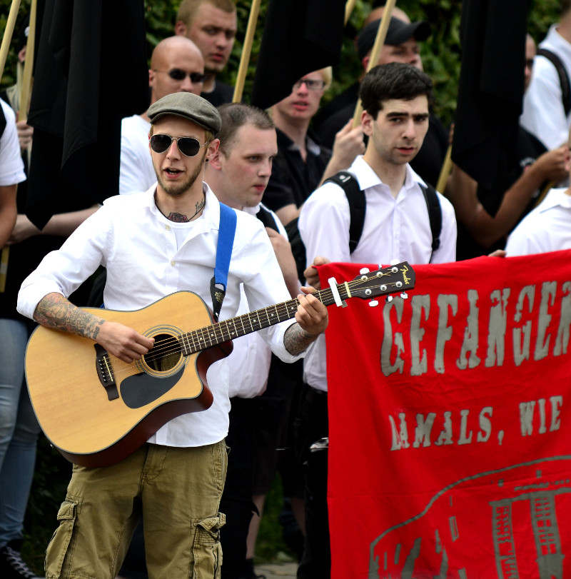 Auftritt des neonazistischen Liedermachers Jan-Peter Kersting auf einem Aufmarsch 2012.