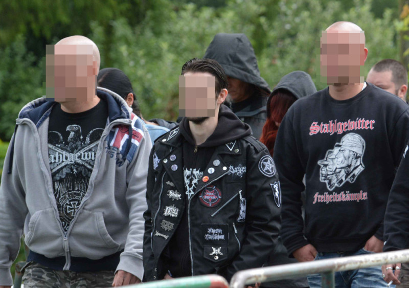 Black-Metal-Anhänger auf dem Weg zu einem Neonazi-Konzert 2017 in Thüringen.