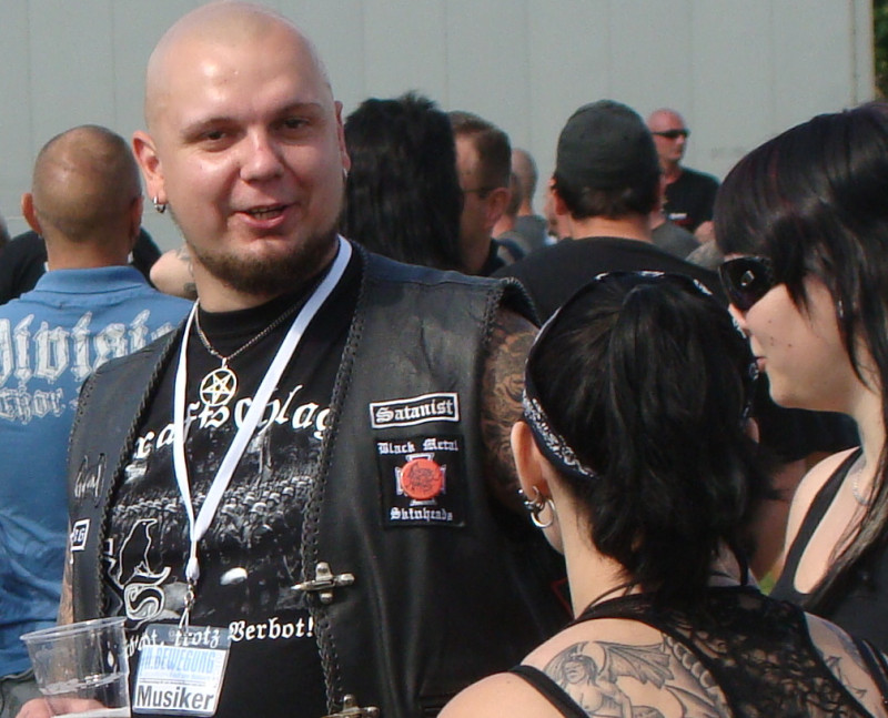 Ein Musiker der NSBM-Band Permafrost markiert sich als »Satanist Black Metal Skinhead«