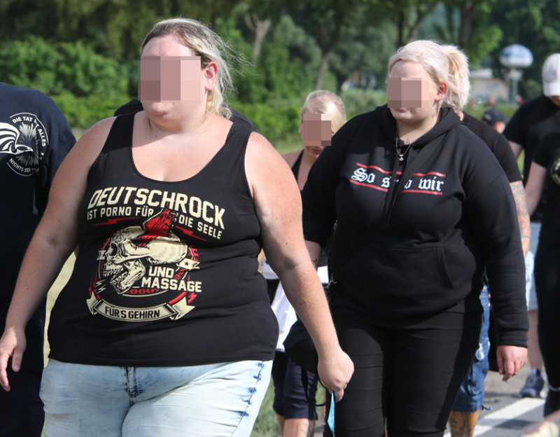 Teilnehmende eines Neonazi-Konzertes auf dem Weg zum Konzertort, Thüringen 2017