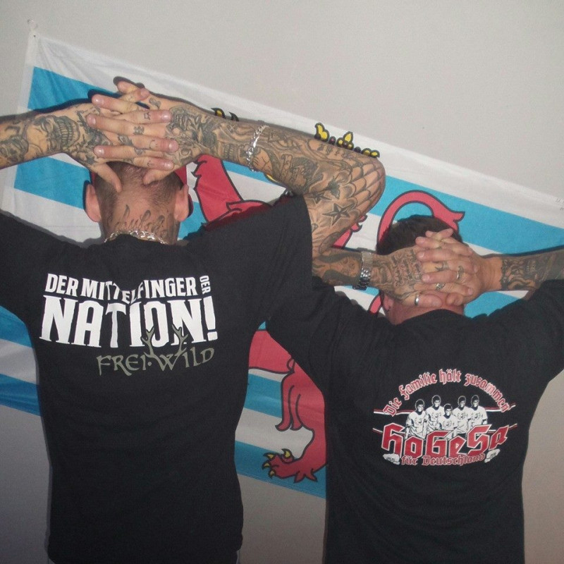 Anhänger der Hooligans gegen Salafisten (HoGeSa) mit Frei-Wild-Shirt im Frühjahr 2015. Nachdem die Band im Sommer 2015 PEGIDA und die AFD als Idioten bezeichnete, ließ deren Beliebtheit im extrem rechten Spektrum jedoch nach.