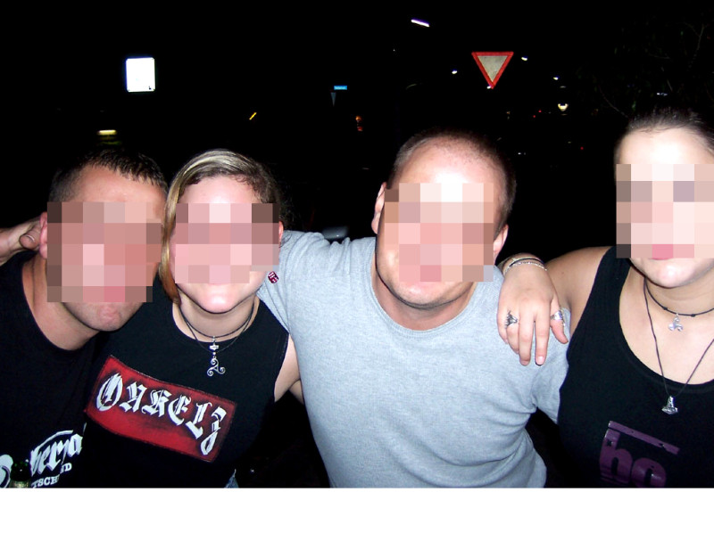 Teilnehmende einer Böhse-Onkelz-Party in Ludwigshafen 2006 mit Halsketten mit Thorshammer und Triskele. Das Kürzel bo auf dem Shirt rechts steht für Böhse Onkelz.