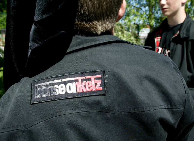 In den Farben schwarz, weiß und rot (selbst) eingefärbter Böhse-Onkelz-Aufnäher eines Neonazis.