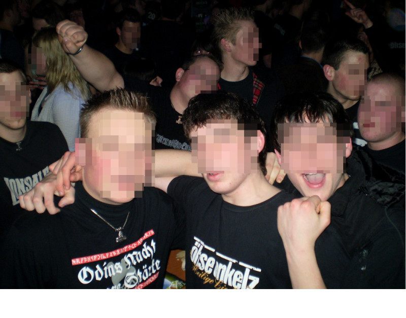 Foto von einer Böhse-Onkelz-Party in einer Musikkneipe in Hessen im Jahr 2008. Mehrere Personen, die auf diesem Foto zu sehen sind und zu dieser Zeit erstmals als rechte Böhse-Onkelz-Fans festgestellt wurden, gründeten um 2008 die Neonazi-Gruppe Division Mittelhessen.