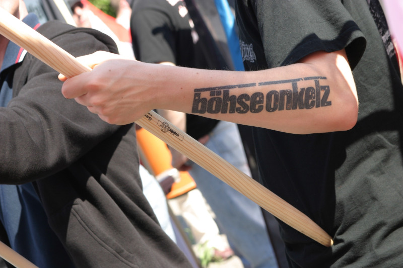 Tattoo eines Fahnenträgers auf einem neonazistischen Aufmarsch 2005.