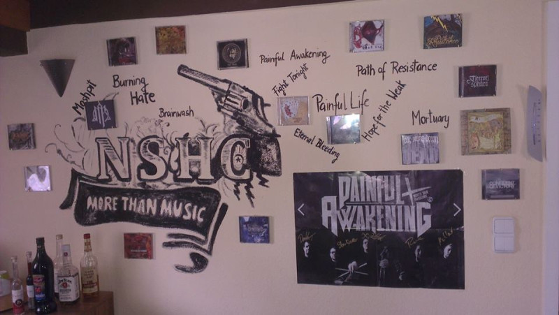 Das Foto zeigt die Zimmerwand eines NSHC-Anhängers, bemalt mit den Namen und dekoriert mit den CDs der deutschen NSHC-Bands Mosphit, Burning Hate, Brainwash, Painful Awakening, Fight Tonight, Eternal Bleeding, Painful Life, Path of Resistance, Hope for the Weak, Mortuary, Confident of Victory und Terrorsphära.