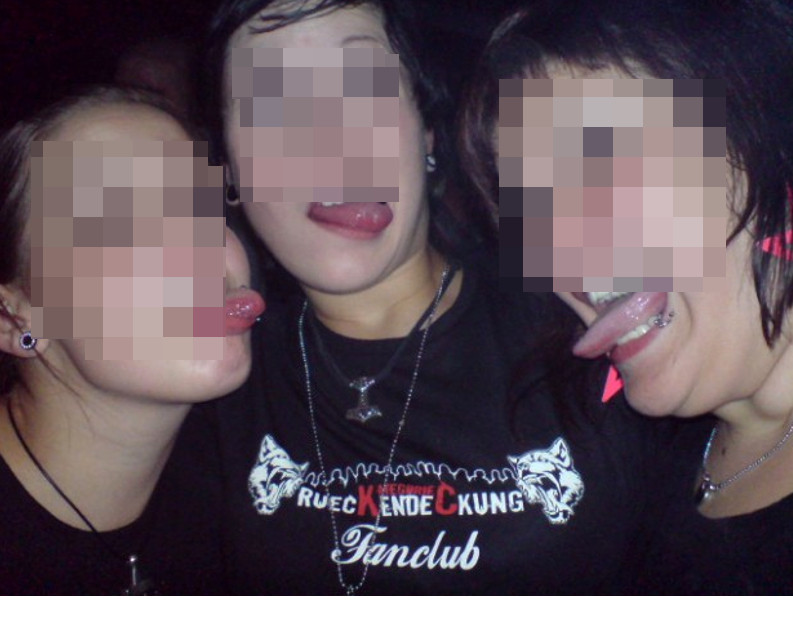 »Rückendeckung« ist ein Fanclub von Kategorie C - Hungrige Wölfe. Das Foto zeigt Neonazistinnen aus Hessen.