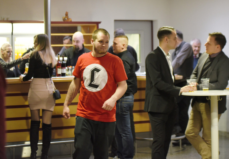 Das Lunikoff-Shirt ist stilistisch als Hakenkreuz-Fahne gestaltet. Foto von einer NPD-Veranstaltung Januar 2019 in Hessen.