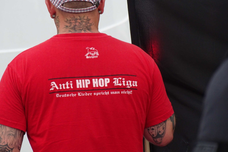 Der neonazistische Liedermacher Sleipnir profiliert sich als Gegner des HipHop. Hier Sleipnir-Shirt »Anti HipHop Liga«.