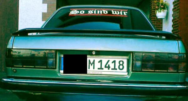Der PKW eines Neonazis aus Mittelhessen zeigt neben dem KC-Motto »So sind wir« auch den Kennzeichen-Code 1418, siehe 14 Words und 18.