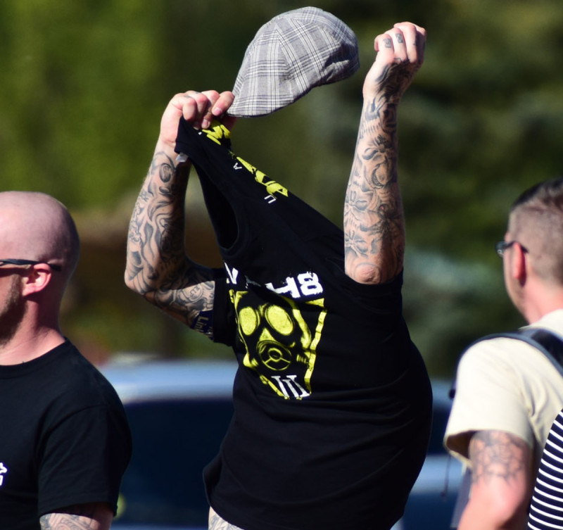 Shirt-Motiv eines Live H8-Konzertes. Seit 2013 finden in Deutschland neonazistische Musikfestivals unter dem Motto »Live H8« statt.