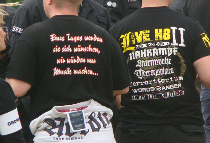 Rechts: Shirt-Motiv eines Live H8-Konzertes. Seit 2013 finden in Deutschland neonazistische Musikfestivals unter dem Motto »Live H8« statt.