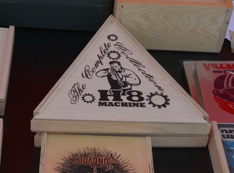Die US-amerikanische NSHC-Band H8Machine zählt zum Netzwerk der Hammerskins und tritt immer wieder in Deutschland auf. Das Bild zeigt eine Veröffentlichung von H8Machine, angeboten auf einem Neonazi-Konzert 2017 in Thüringen.