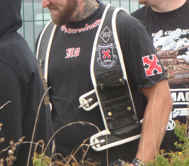 H8 als Gruppenname und Gruppensymbol der Bruderschaft H8 aus Thüringen, die 2015 in der Gruppe Turonen aufging.