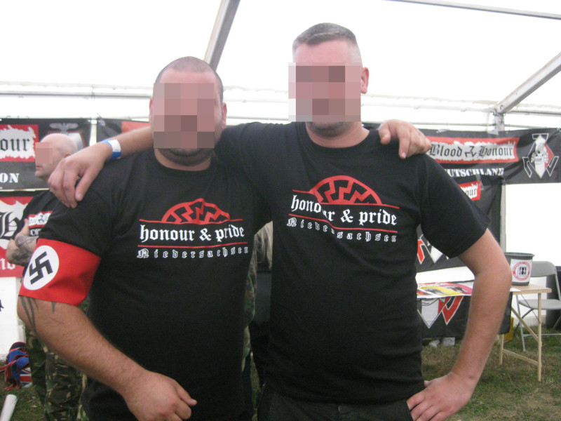 Deutsche Neonazis der Gruppe Honour & Pride (Niedersachsen, Sachsen-Anhalt) auf einem Ian-Stuart-Memorial-Konzert im Jahr 2011 in England. Diese Konzerte werde alljährlich vom Netzwerk Blood & Honour ausgerichtet.