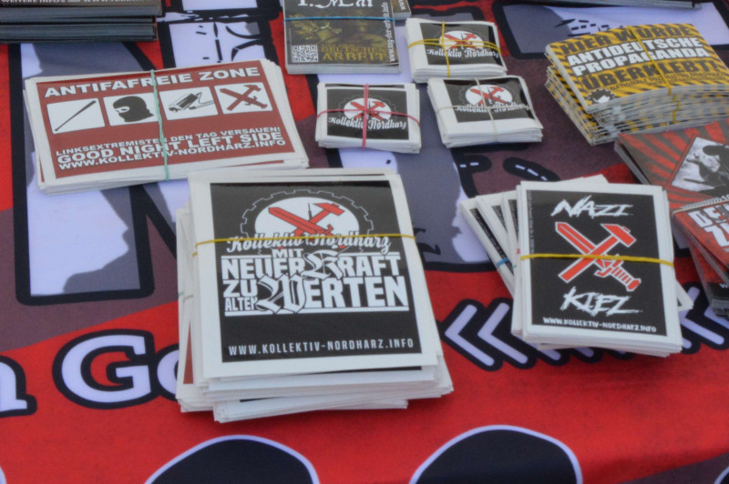 Hammer und Schwert ist Teil des Gruppensymbols des Antikapitalistischen Kollektivs (AKK). Das Bild zeigt einen Teil des Angebots der AKK-Gruppe Kollektiv Nordharz.