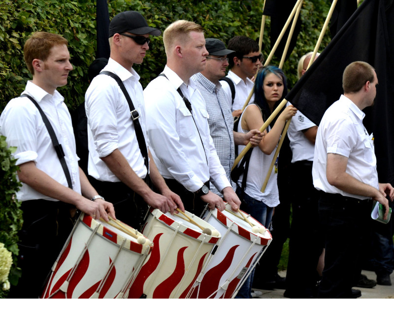 Ein Sinnbild der HJ ist die ursprünglich mittelalterliche Landsknechttrommel mit Flammenzeichnung. Auf neonazistischen Veranstaltungen treten bisweilen Personen mit diesen Trommeln auf.