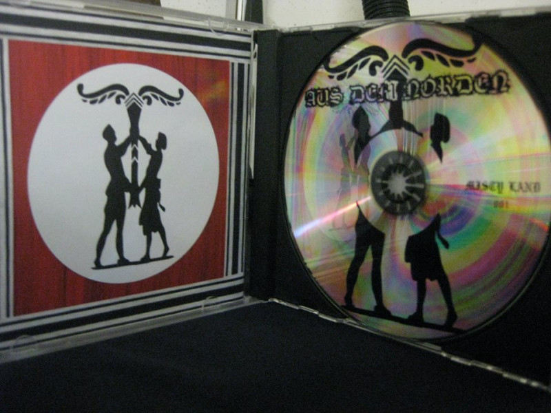 Die NS-Irminsul als Sippensymbol und Ersatz-Hakenkreuz auf dem Booklet einer 2015 veröffentlichten CD der neonazistischen Black-Metal-Band Aus dem Norden.