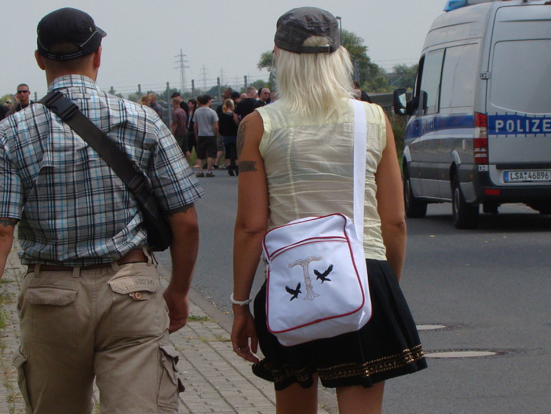 Die Umhängetasche der Teilnehmerin eines Neonazi-Treffens in Thüringen 2013 zeigt die NS-Irminsul und die Raben Hugin und Munin des germanischen Göttervaters Odin.