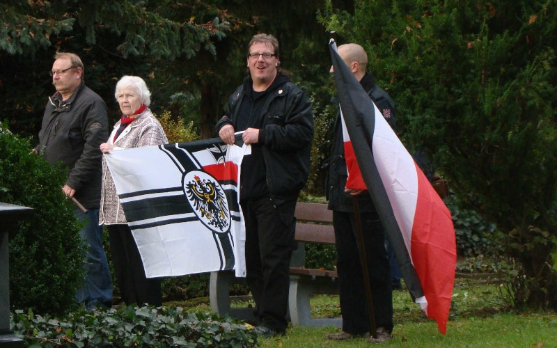 Rechtes Gedenken am »Volkstrauertag« 2014 in Weißenfels. Die hier gezeigte Reichskriegsflagge bildet in ihrer Mitte den preußischen Wappenadler (bis 1918) ab.