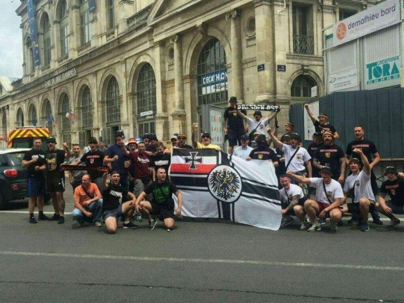 Gruppenaufstellung extrem rechter Fußballfans aus Sachsen am 12. Juni 2016 in der französischen Stadt Lille. An diesem Tag fand im Rahmen der Fußball-Europameisterschaft 2016 das Spiel Ukraine - Deutschland statt.