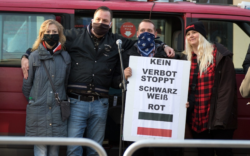 Am 7. November 2020 protestierten 35 Neonazis in Alzey (Rheinland-Pfalz) gegen einen Erlass des Innenministeriums Rheinland-Pfalz wonach das öffentliche Zeigen der Reichsfahne unterbunden und bestraft werden kann. Zu dem Protest unter dem Motto »Kein Verbot stoppt Schwarz Weiß Rot« hatten NPD und Die Rechte aufgerufen.
