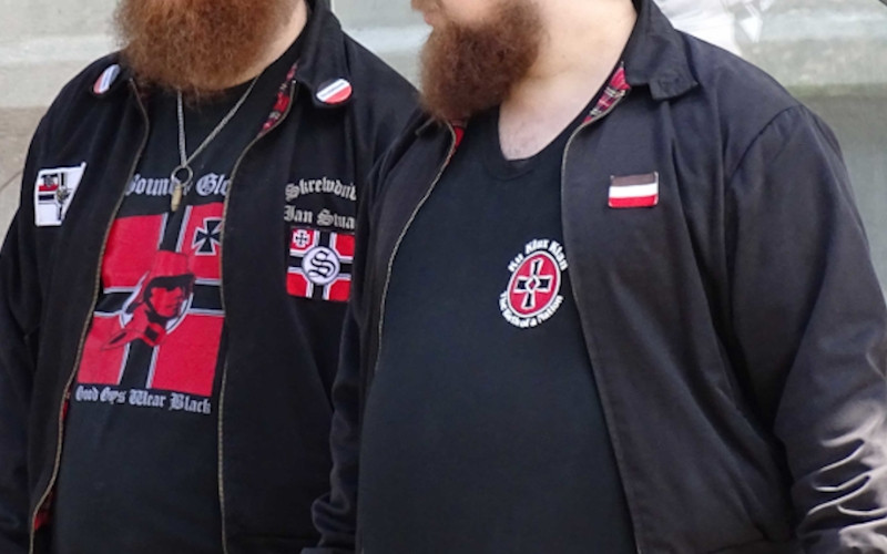 Motive der Neonazibands Bound for Glory und Skrewdriver zeigen die Reichskriegsfahne in der Darstellung von 1935 bis 1945 leicht verändert. Beim Bound for Glory-Motiv auf dem Shirt ist das Bild eines Landsers über das Hakenkreuz gelegt, beim Skrewdriver-Motiv ersetzt das Bandlogo der Band, das S, das Hakenkreuz. Der Spruch »Good Guys Wear Black« auf dem Shirt bezieht sich auf die schwarze Uniform der SS.