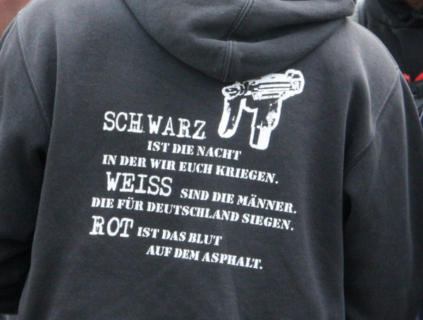 Der abgebildete Spruch ist Rückendruck eines Shirts der neonazistischen deutschen Band Frontalkraft.