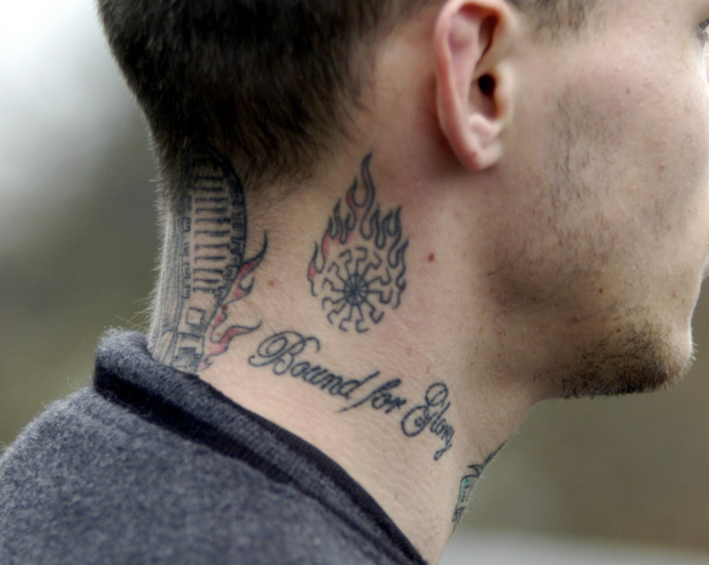 Die Tätowierung »Bound for Glory« dieses Neonazis aus Rheinland-Pfalz bezieht sich vermutlich auf die Neonaziband Bound for Glory. Diese Band ist die wohl einflussreichste US-amerikanische Neonaziband. Sie wurde 1990 gegründet und ist bis heute aktiv.