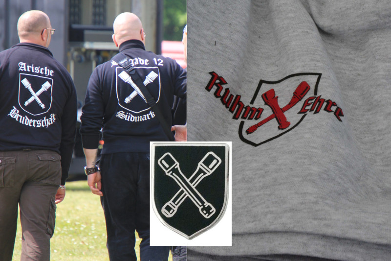 Links: Angehörige der Arischen Bruderschaft, Mitte: Truppenabzeichen der 36. Waffen-Grenadier-Division der SS »Dirlewanger«, rechts: Shirts auf einem Verkaufstisch bei einem Neonazikonzert in Thüringen 2017. Die Arische Bruderschaft ist eine Neonaziorganisation, deren Angehörige europaweit in militante, terroristisch ambitionierte Netzwerke eingebunden sind. Schwerpunkt der Organisierung der Arischen Bruderschaft sind die Bundesländer Niedersachsen, Thüringen und Hessen. Sie hat auch einzelne Mitglieder in Österreich, die als »Brigade 12 Südmark« auftreten. Die 12 auf der Jacke der rechten Person steht für AB, Arische Bruderschaft.