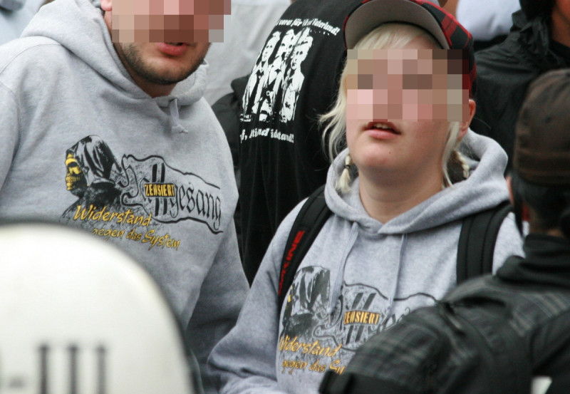 Hassgesang ist eine Neonaziband aus dem Bundesland Brandenburg. Ein Bandmotiv zeigt die Buchstaben SS mit einem darüber liegenden Balken mit Inschrift »zensiert«. Die beiden Buchstaben sind trotz und gerade wegen der »Selbstzensur« als SS-Doppelblitz zu erkennen.