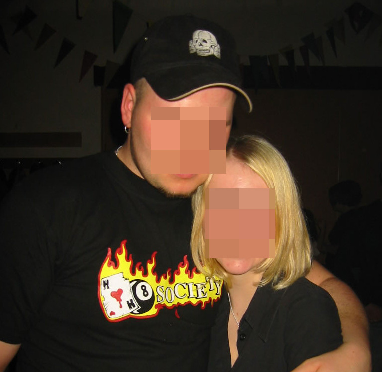 Neonazi aus Rheinland-Pfalz mit SS-Totenkopf (Kappe) auf einer öffentlichen Disko-Veranstaltung 2004. Das Shirt-Motiv zeigt den Schriftzug der neonazistischen Hardcore-Band Hate Society (siehe Hardcore).