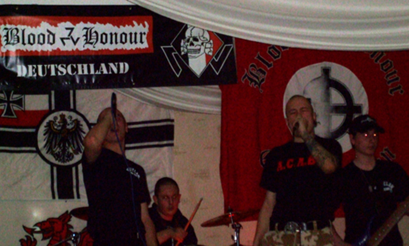 Bühnentransparent von Blood & Honour Deutschland auf einem Neonazikonzert 2008 in England.