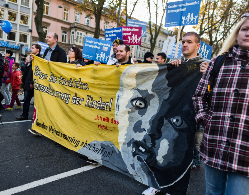 Das Foto einer »Demo für alle« in Wiesbaden im Oktober 2016 zeigt führende hessische NPD-Funktionäre hinter einem Transparent.