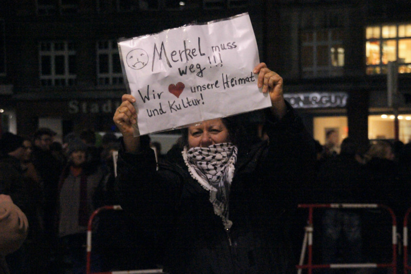 Teilnehmerin einer Demonstration unter dem Motto »Merkel muss weg!« im Februar 2018 in Hamburg.
