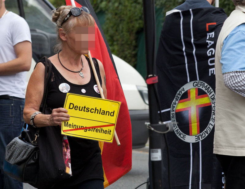 Der Ruf nach »Meinungsfreiheit« ist eine zentrale Parole der extremen Rechten und sogenannten neuen Rechten. Sie behaupten, dass ihre Meinungsfreiheit durch Denk- und Redeverbote eingeschränkt sei und sehen in der »Political Correctness« (PC) eine besondere Form angeblicher Zensur. Unter Berufung auf Meinungsfreiheit nehmen (nicht nur) Rechte in Anspruch, uneingeschränkt sagen zu können, was sie wollen, ohne dafür Kritik und Konsequenzen zu erfahren. Darüber wird versucht, das Feld des gesellschaftlich Sagbaren zum Beispiel in Hinblick auf Nationalismus, Rassismus und Sexismus auszuweiten. Der rechte Ruf nach Meinungsfreiheit basiert auf der Überzeugung, dass die eigene Position eine unumstößliche Wahrheit sei, die keine Widerrede erlaube. Er ist primär daran ausgerichtet, Kritik zu unterbinden und formuliert selbst den Wunsch nach Zensur: es gehört verboten, (mir) zu widersprechen.