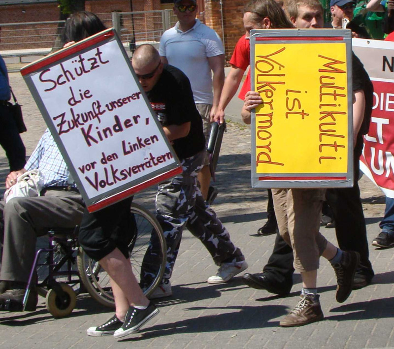 »Volksverräter« wurde von der Initiative Sprachkritische Aktion zum »Unwort des Jahres 2016« gewählt. In der Begründung der Sprachkritischen Aktion heißt es u.a.: »„Volksverräter“ ist ein Unwort im Sinne unserer Kriterien, weil es ein typisches Erbe von Diktaturen, unter anderem der Nationalsozialisten ist. Als Vorwurf gegenüber Politikern ist das Wort in einer Weise undifferenziert und diffamierend, dass ein solcher Sprachgebrauch das ernsthafte Gespräch und damit die für Demokratie notwendigen Diskussionen in der Gesellschaft abwürgt. Der Wortbestandteil „Volk“, wie er auch in den im letzten Jahr in die öffentliche Diskussion gebrachten Wörtern „völkisch“ oder „Umvolkung“ gebraucht wird, steht dabei ähnlich wie im Nationalsozialismus nicht für das Staatsvolk als Ganzes, sondern für eine ethnische Kategorie, die Teile der Bevölkerung ausschließt. Damit ist der Ausdruck zudem antidemokratisch, weil er – um eine Einsendung zu zitieren – „die Gültigkeit der Grundrechte für alle Menschen im Hoheitsgebiet der Bundesrepublik“ verneint.«