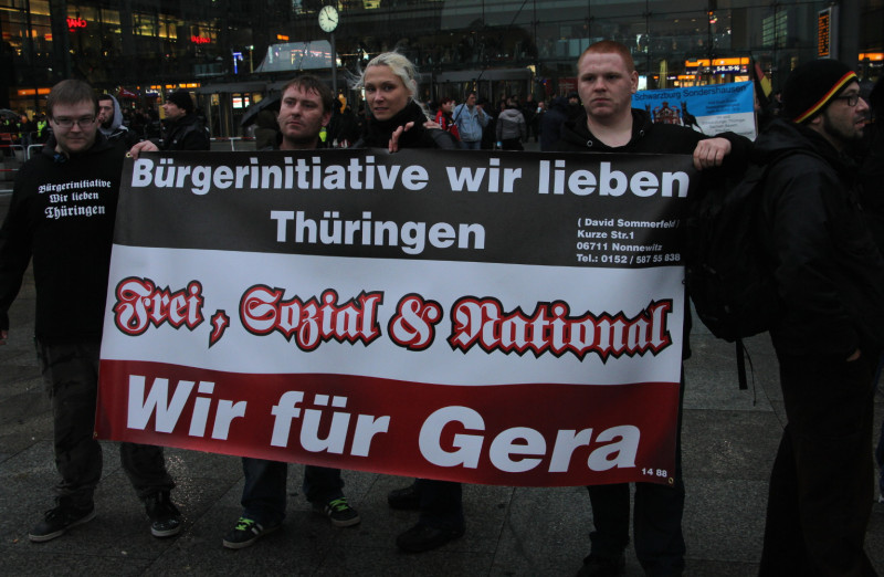 Dass es sich bei der »Bürgerinitiative wir lieben Thüringen« (hier 2016 bei einem Aufmarsch in Berlin) zweifelsfrei um Neonazis handelt, wird aus der Symbolik ihres Transparentes deutlich: Neben den Farben Schwarz-Weiß-Rot und dem Spruch »Frei, Sozial & National« (siehe: Freie Kameradschaften) vor allem - unten in der Ecke - die Zahlenreihe 1488.
