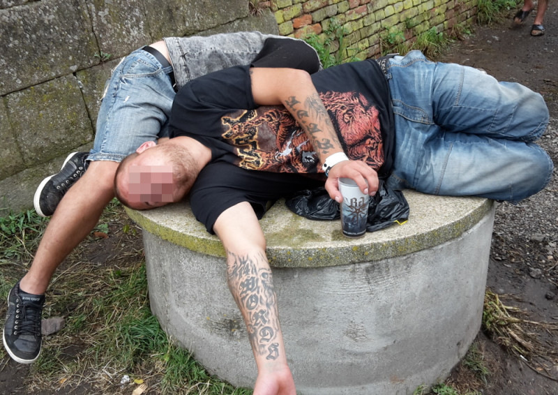 Betrunkene Besucher eines Metal-Festivals 2017 in Tschechien mit Tattoos »14 Words« und »ACAB«.