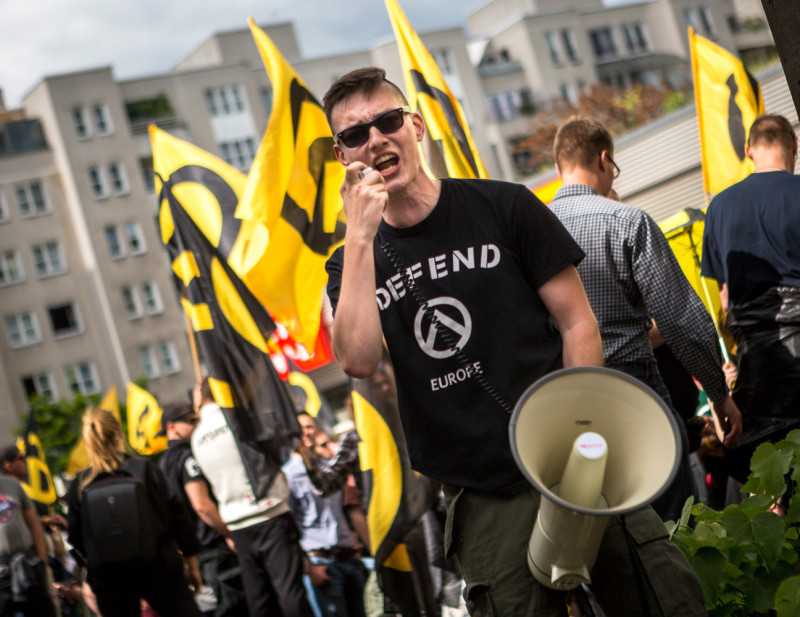 Aktivist der Identitären Bewegung (mit Lambda-Zeichen auf dem Shirt) auf einem Aufmarsch in Berlin 2017.