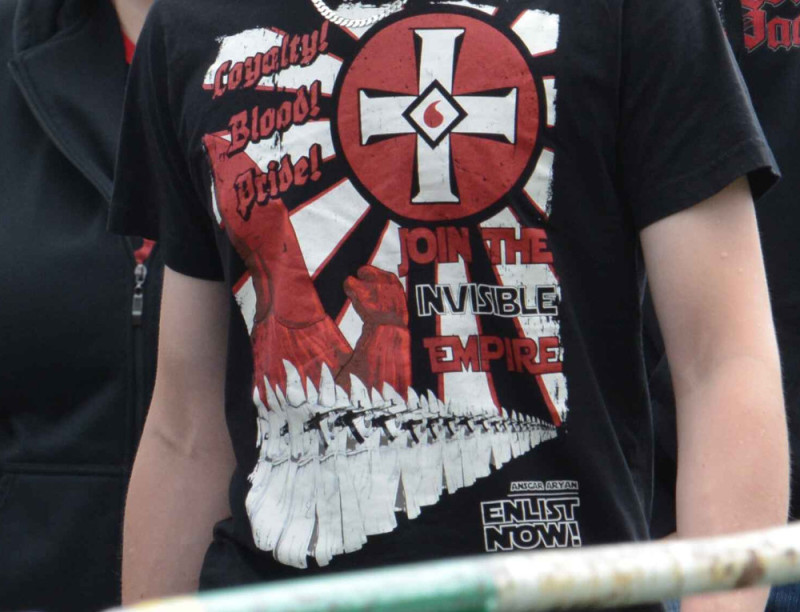 Ein weiterer Begriff des KKK ist »Invisible Empire« (»Unsichtbares Reich«), der auf diesem Shirt-Motiv der Marke Ansgar Aryan zu lesen ist.