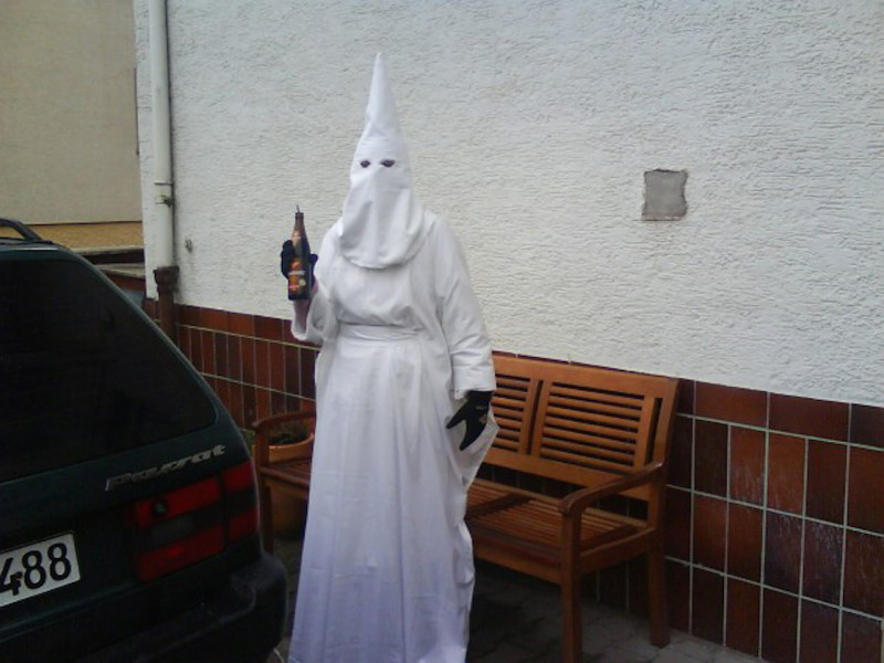 Neonazi aus Hessen auf einer Party im Jahr 2009.