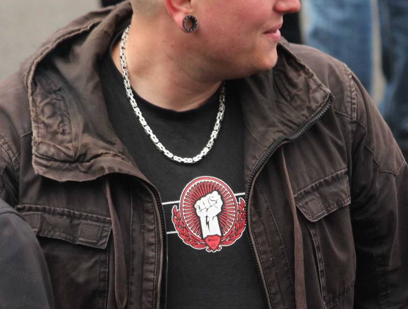 Unter der White-Power-Faust steht »Since 33« - ein eindeutiger Bezug auf 1933, das Jahr der nationalsozialistischen Machtergreifung.