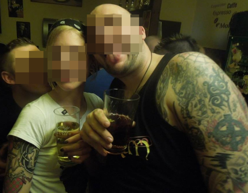 Besucherin und Musiker auf einem Oi-Konzert 2014 in Hessen, dass unter dem Motto »Politics fuck off« angekündigt war. Sie trägt als Tätowierung die White-Power-Faust, er das White-Power-Zeichen.