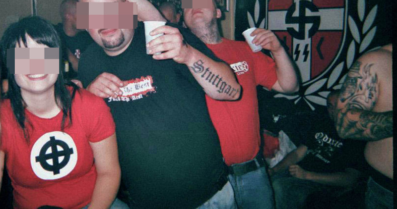 Party von Neonazis bei Stuttgart im Jahr 2009. Das White-Power-Zeichen auf dem Shirt links dient als Ersatz für das Hakenkreuz in der Hakenkreuzfahne.