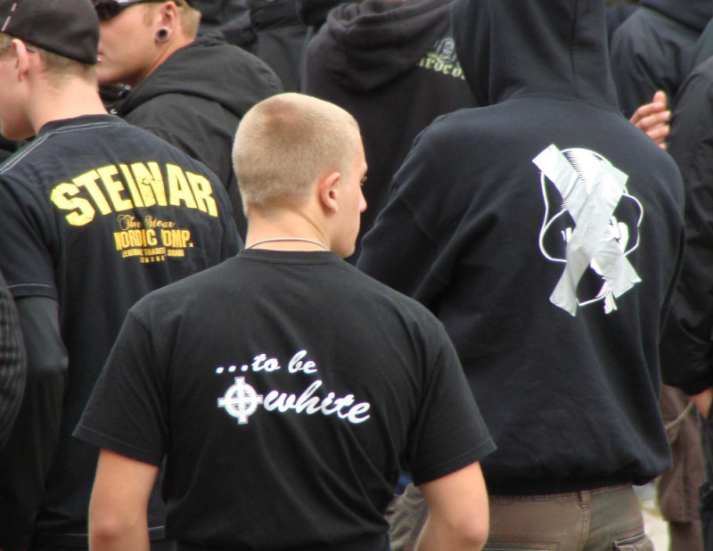 Dieser Aufmarsch, auf dem das White-Power-Zeichen offen gezeigt wurde, fand im Jahr 2008 vor dem Urteilsspruch des Bundesgerichtshof statt, der das Symbol für strafbar erklärte.