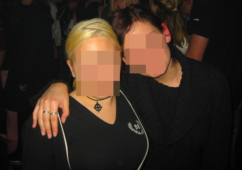 Neonazistin in Rheinland-Pfalz mit Halskette mit White-Power-Zeichen und dem Shirt-Aufdruck »88«.