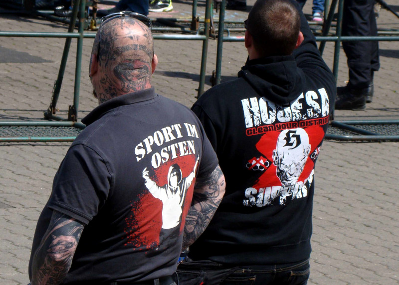 Rechts im Bild: Motiv der neonazistischen Marke Eastfight Hatewear aus Sachsen zum Support der Hooligans gegen Salafisten (HoGeSa). Auch das Motiv »Sport im Osten« (links) wird von Unternehmen der extrem Rechten vermarktet.